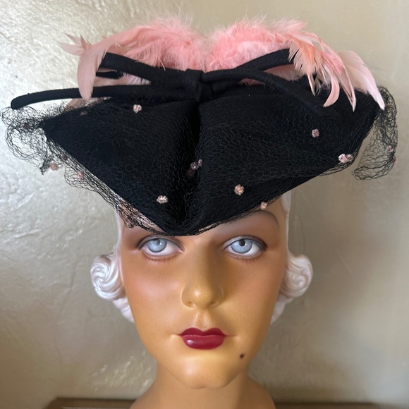 GLAMOROUS 1940s\' BLACK FELT HAT WITH POIINTY FRONT + PINK FEATHERS & DOTTED VEIL main image 8